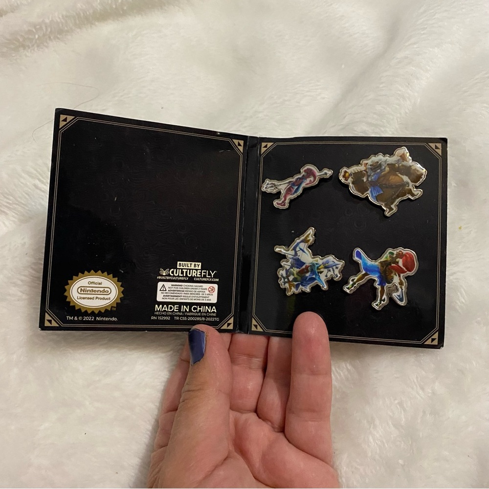 NWT Official Nintendo The Legend of Zelda Breath of the Wild Champions Pin Set - Picture 4 of 5